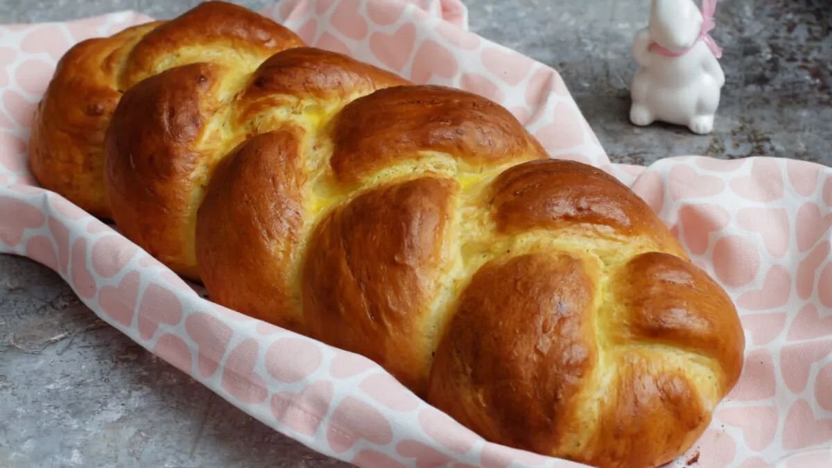 Így lesz kívül ropogós, belül foszlós a húsvéti fonott kalács