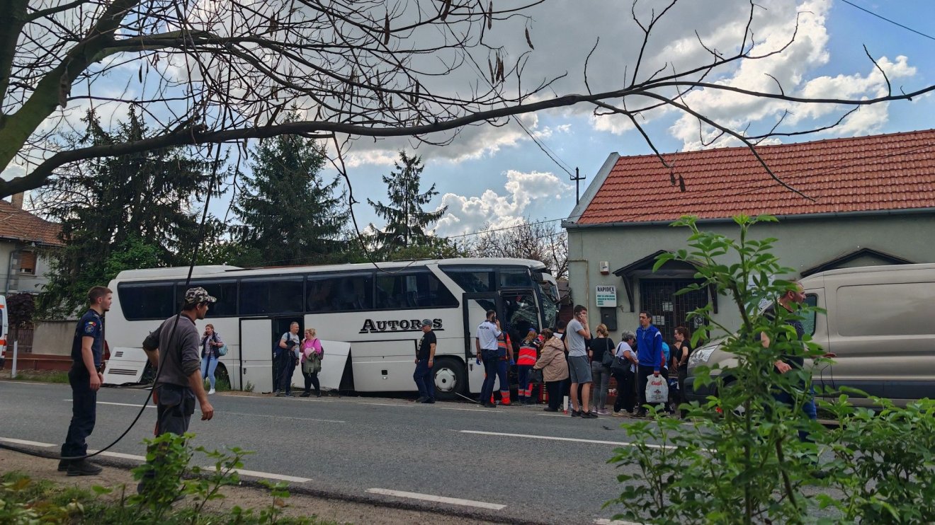 FRISSÍTVE | Buszbaleset történt Biharon, a sofőr elhunyt