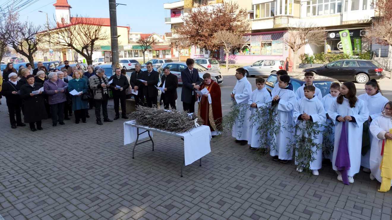 Virágvasárnapi barkaszentelés, ünnepi szentmise, szabadtéri keresztút Margittán