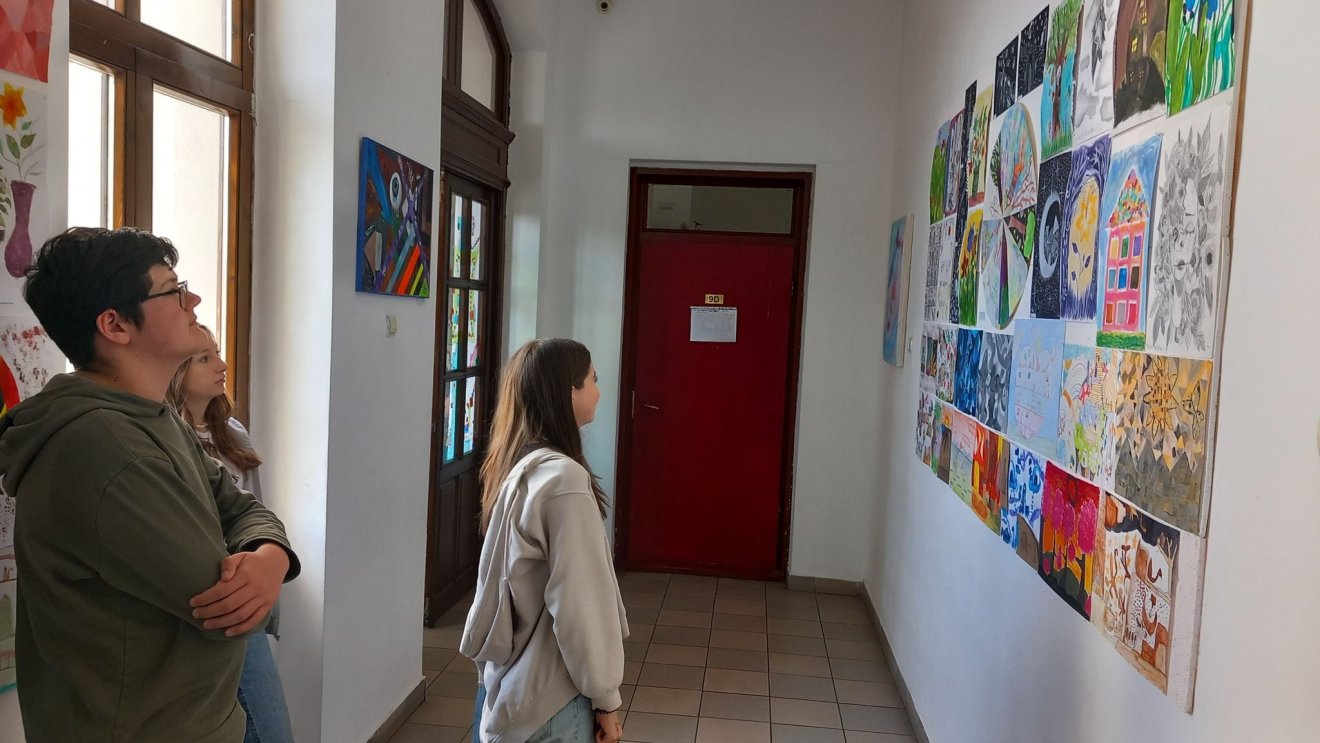 Folytatódott a Kéthetente két osztály kiállítássorozat a Művészetiben