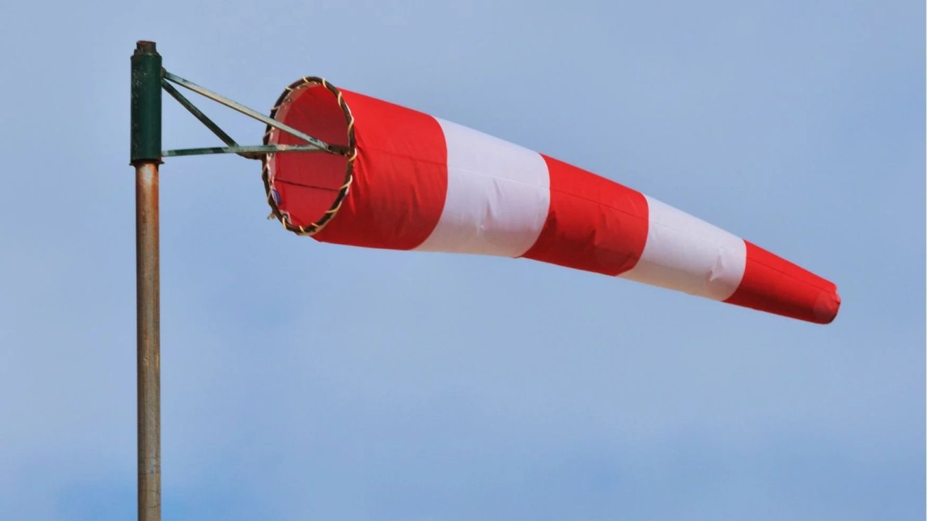 A meteorológusok meghosszabbították csütörtök estig az ország tíz megyéjére vonatkozó szélriasztást