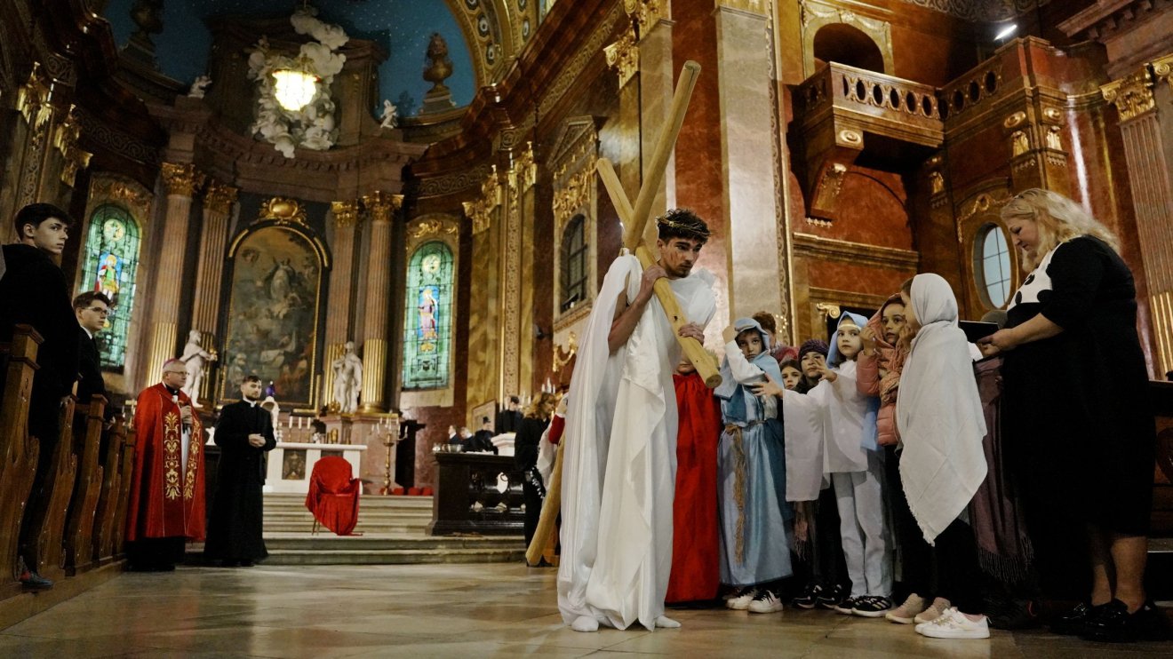 Passiót mutattak be a Szent László Líceum diákjai a székesegyházban | GALÉRIA