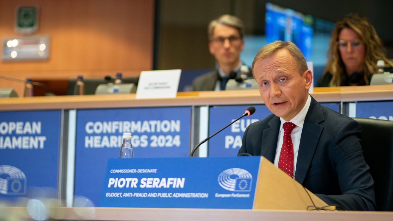 Romániába jön a költségvetésért, csalás elleni küzdelemért és közigazgatásért felelős uniós biztos