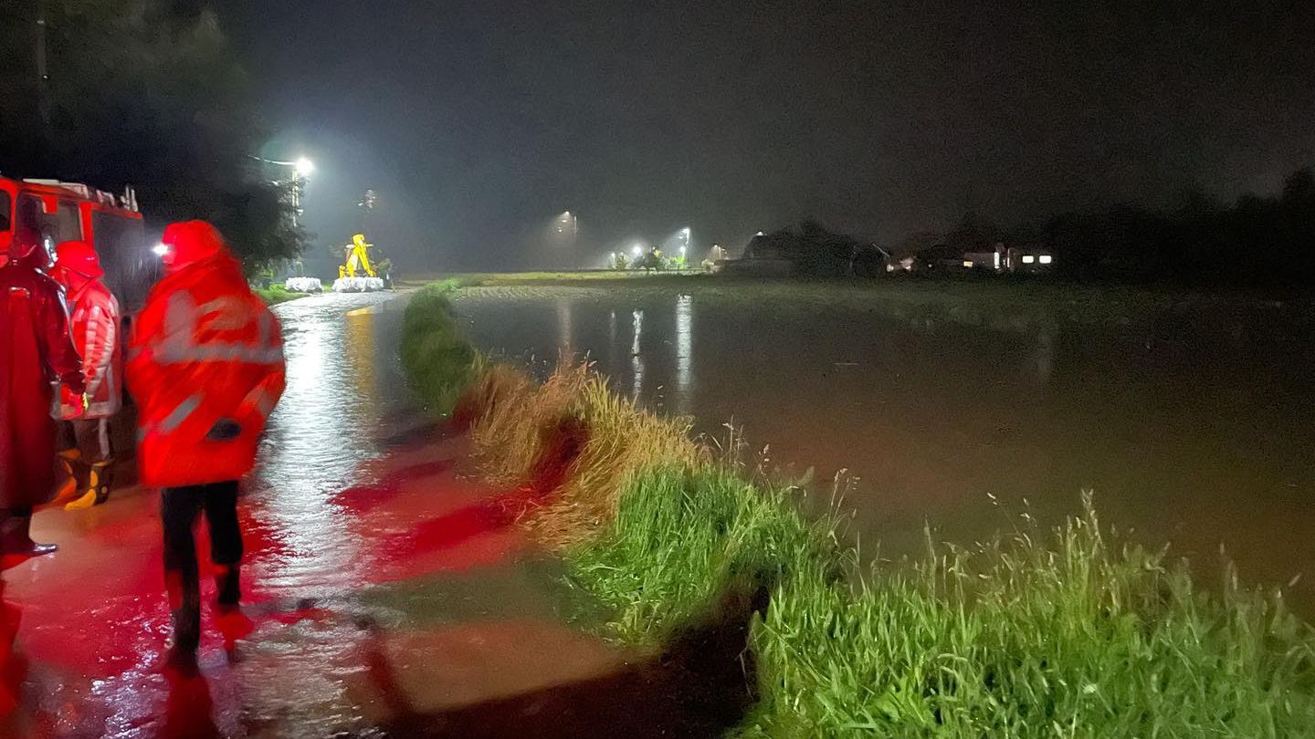 Több mint 100 személy kellett elhagyja otthonát a vörös jelzésű árvízvédelmi készültség miatt