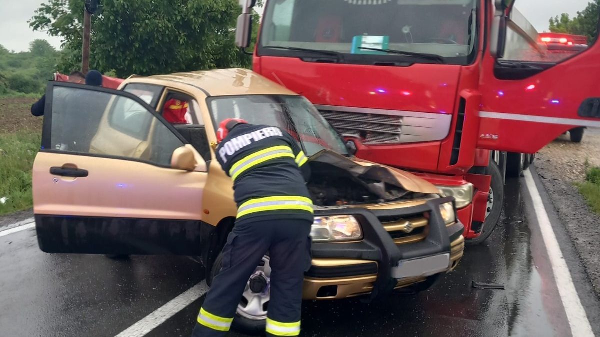 Egy személyautó és egy kamion ütközött Szarkón