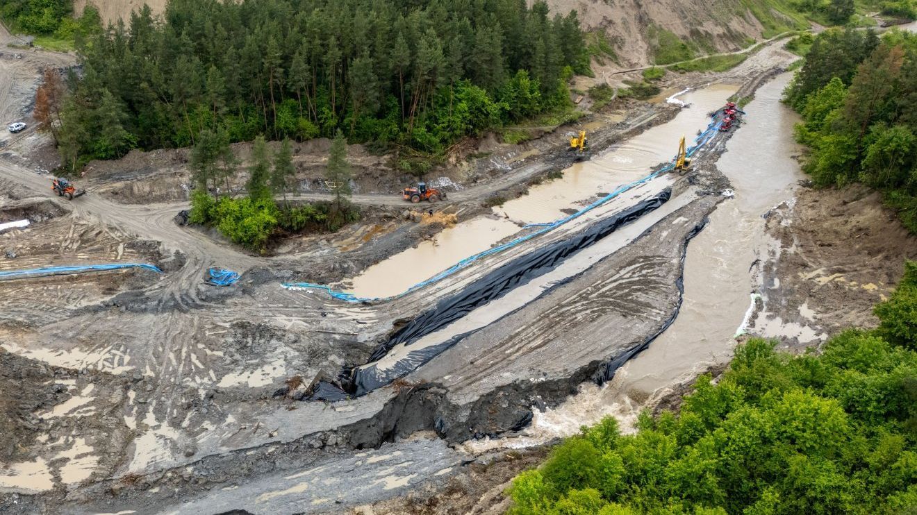 Ellenőrizhetetlen ütemben ömlik be a víz a parajdi sóbányába | VIDEÓ