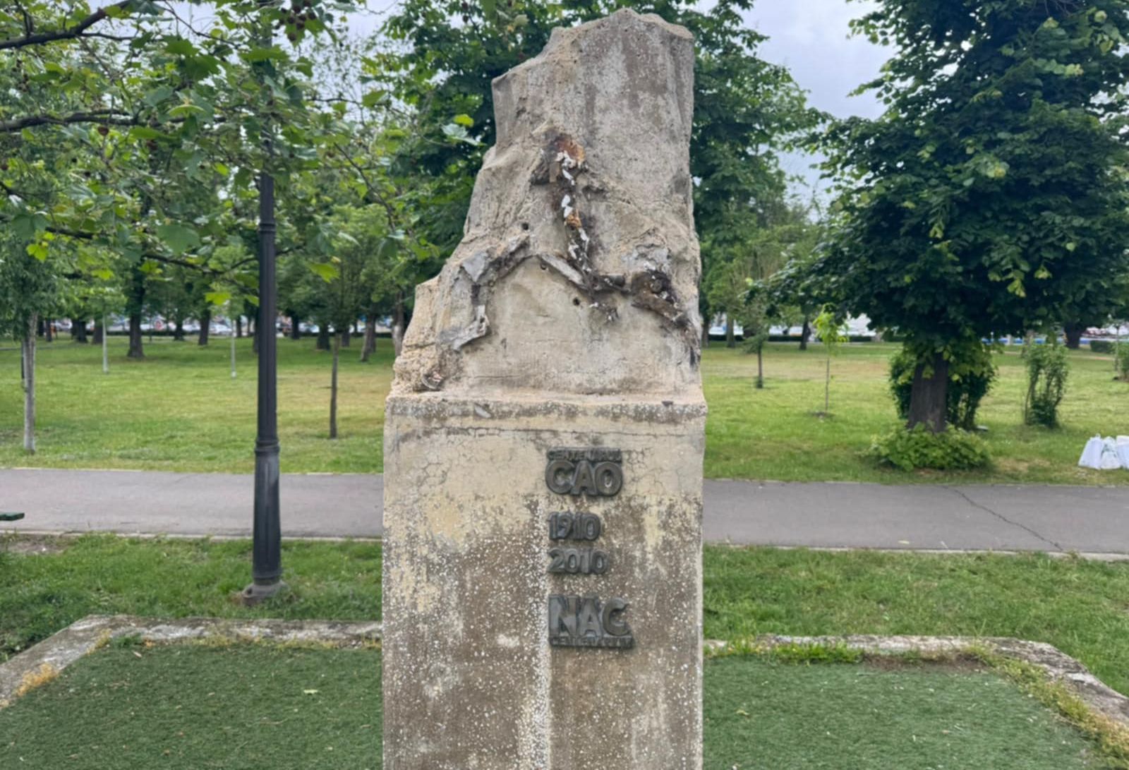 Ismét megrongálták a NAC-szobrot