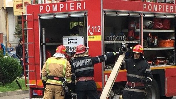 Tűz egy váradi tömbházlakásban, egy idős asszonyt élve kimentettek