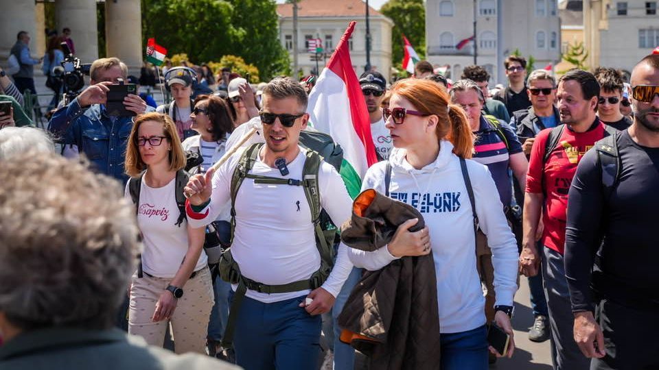 Elindult Nagyváradra Magyar Péter, egymillió lépést tesz meg