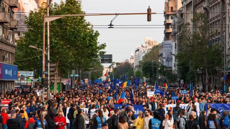Európa-párti tüntetés zajlik Bukarestben több ezer ember részvételével