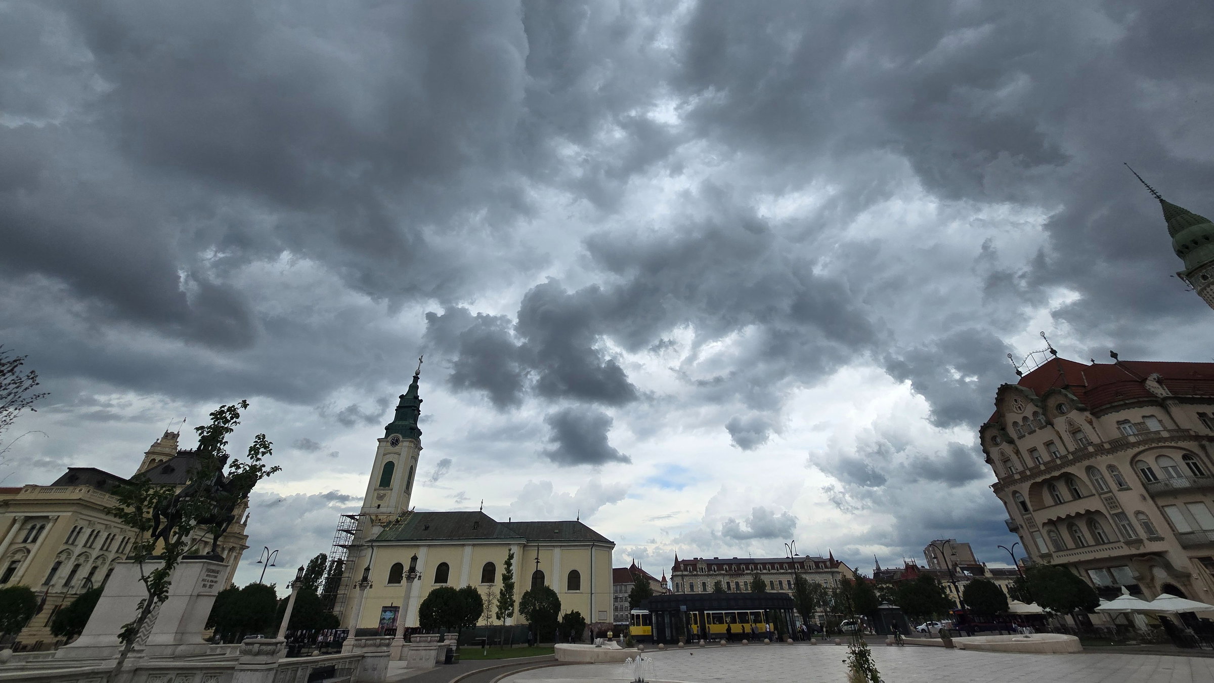 Viharos lesz az időjárás csütörtök estig Erdélyben