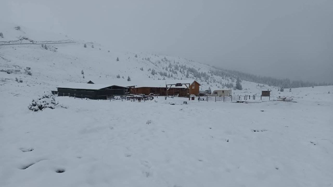 Tizenhat centiméteres a hóréteg a Bilea-tónál