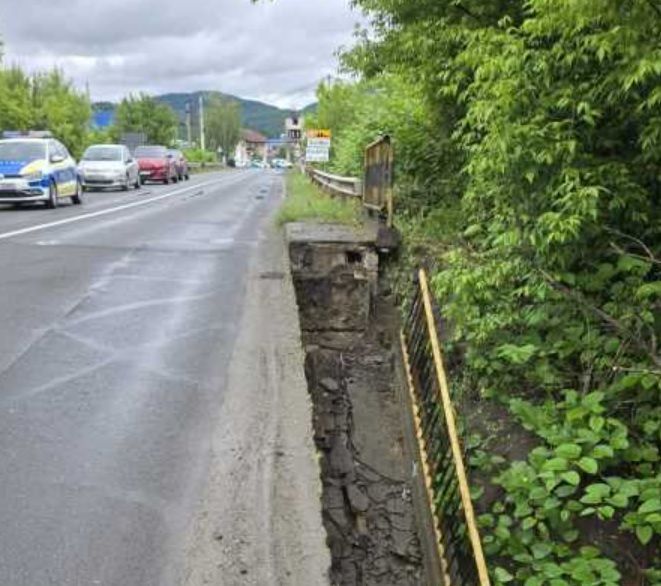 Járhatatlanná vált a nagybányai körgyűrű, miután részlegesen beomlott egy híd