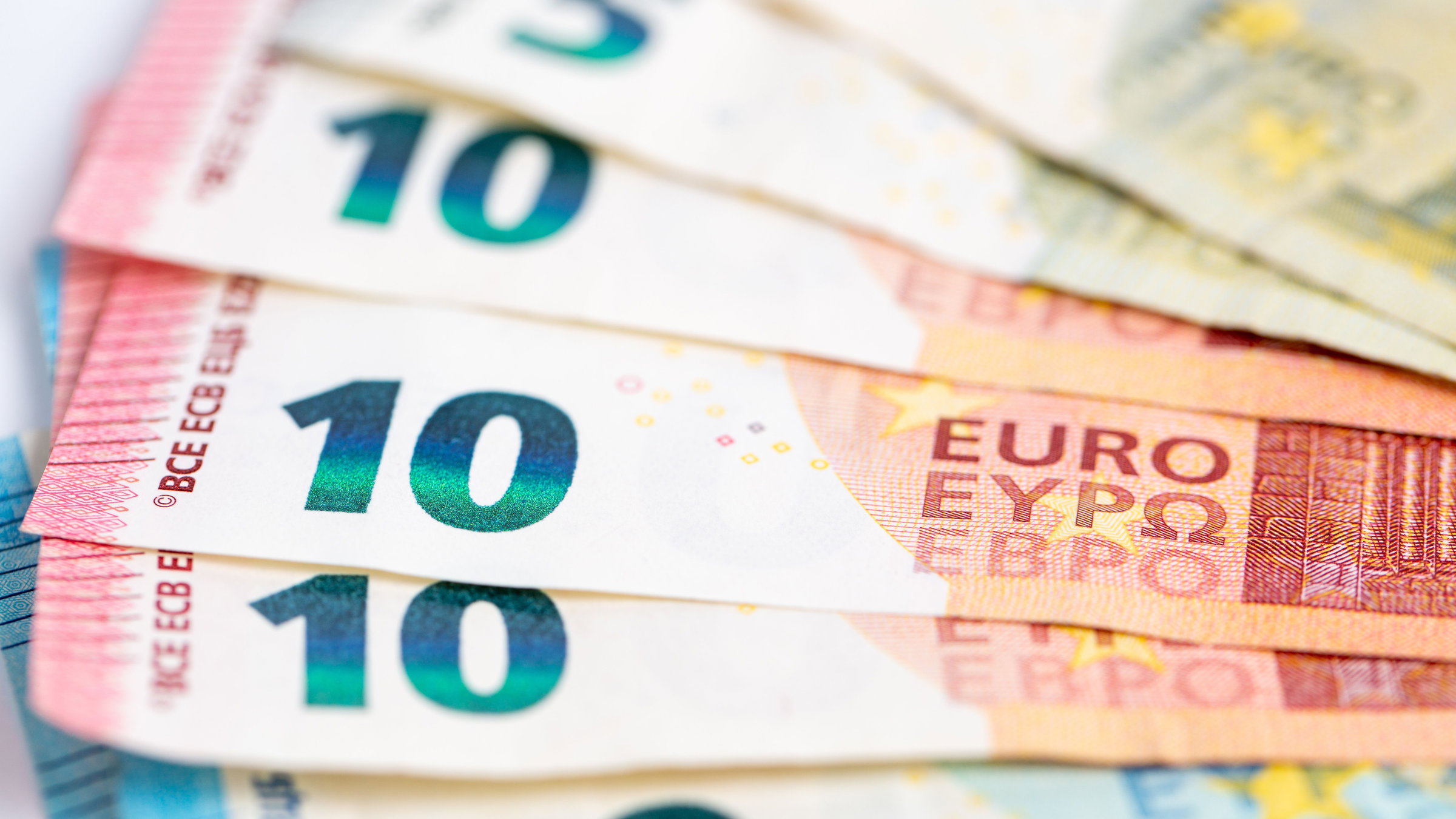 Az euróhoz képest gyengült, de a dollárhoz viszonyítva erősödött a lej szerdán