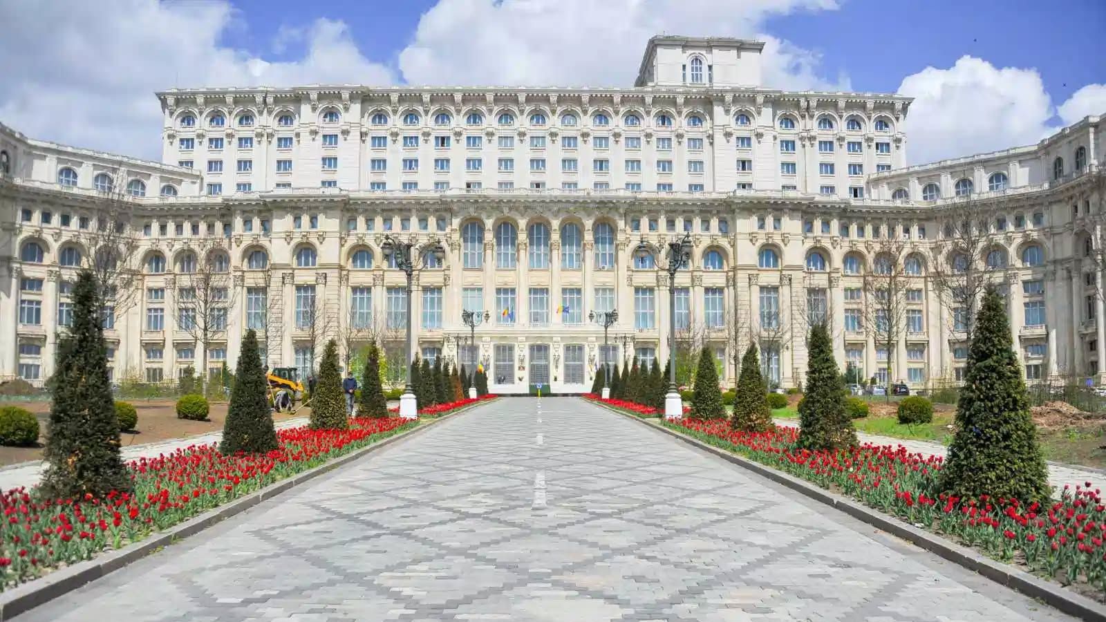 Bolojan: A szenátus alkalmazottainak számát 796-ról 649-re csökkentették