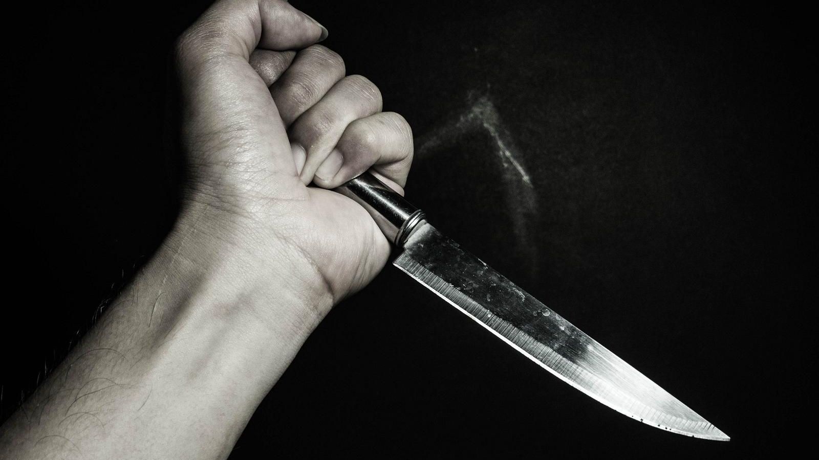 Életveszélyesen megkéselte párját, őrizetbe vették