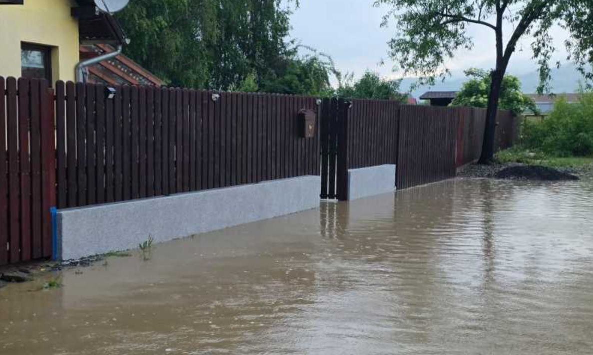 Udvarokat és házakat árasztott el az esővíz Csíkszeredában és Székelyudvarhelyen