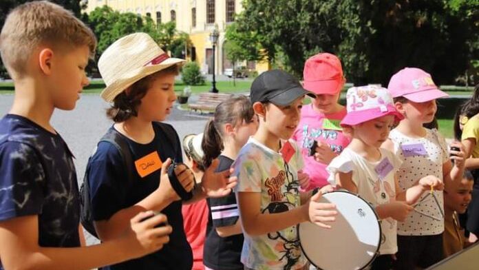 Gyermeknap a püspöki palota kertjében