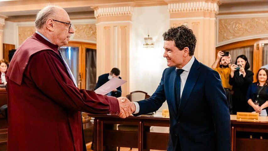 Nicușor Dan  hétfőn teszi le a hivatali esküt