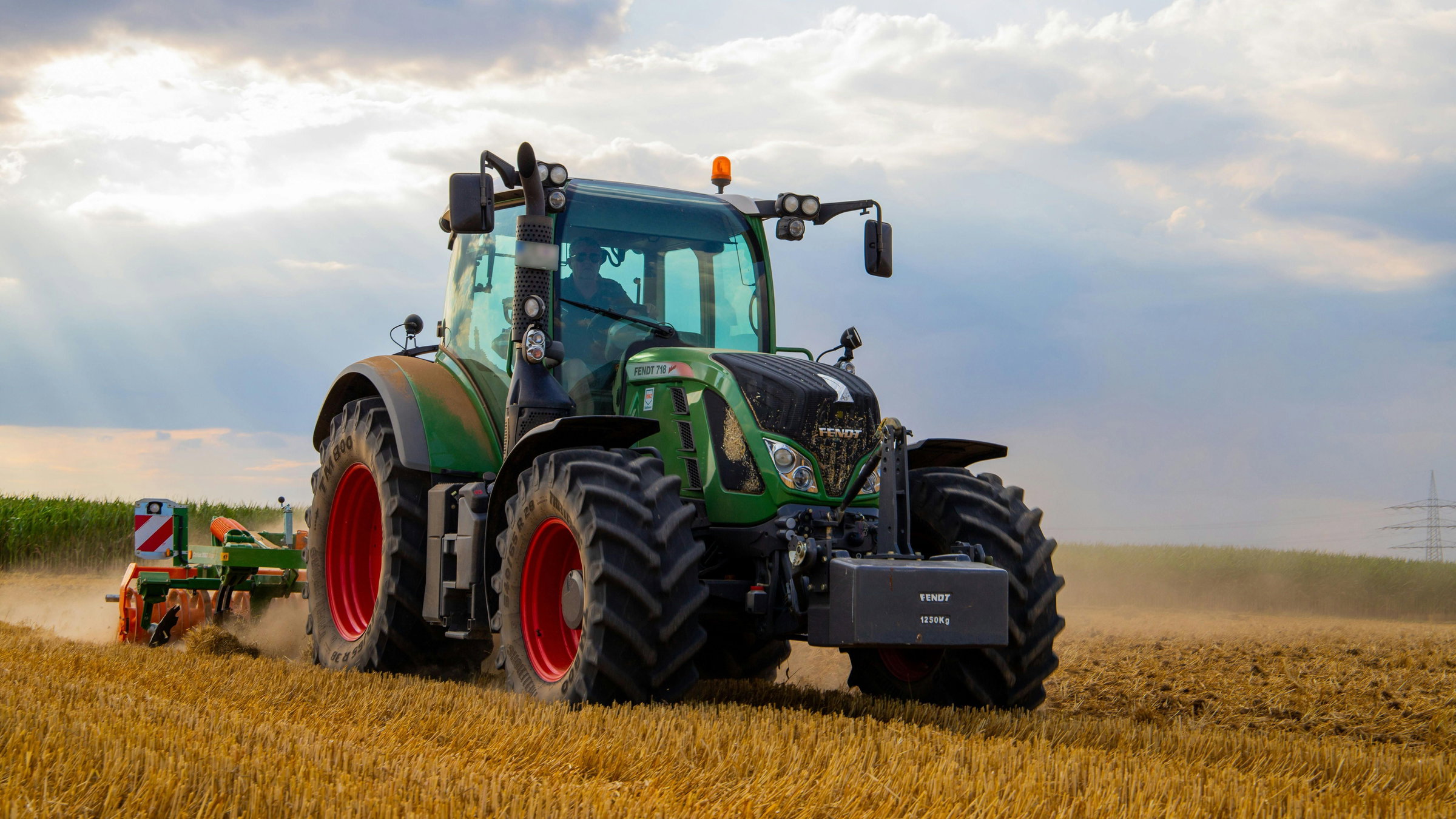 Indul a traktorok roncsprogramja