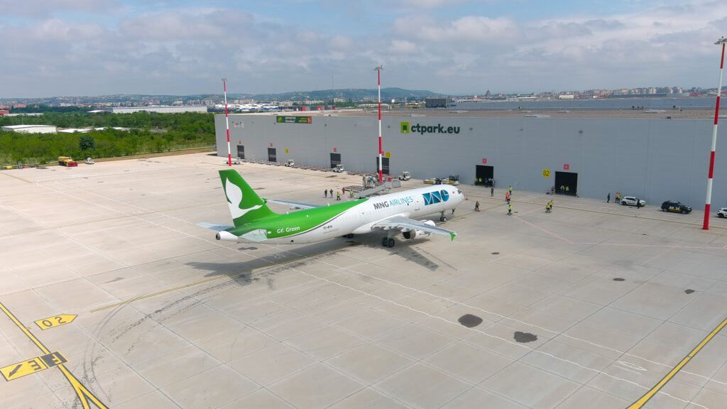 Leszállt az első cargojárat a nagyváradi repülőtéren