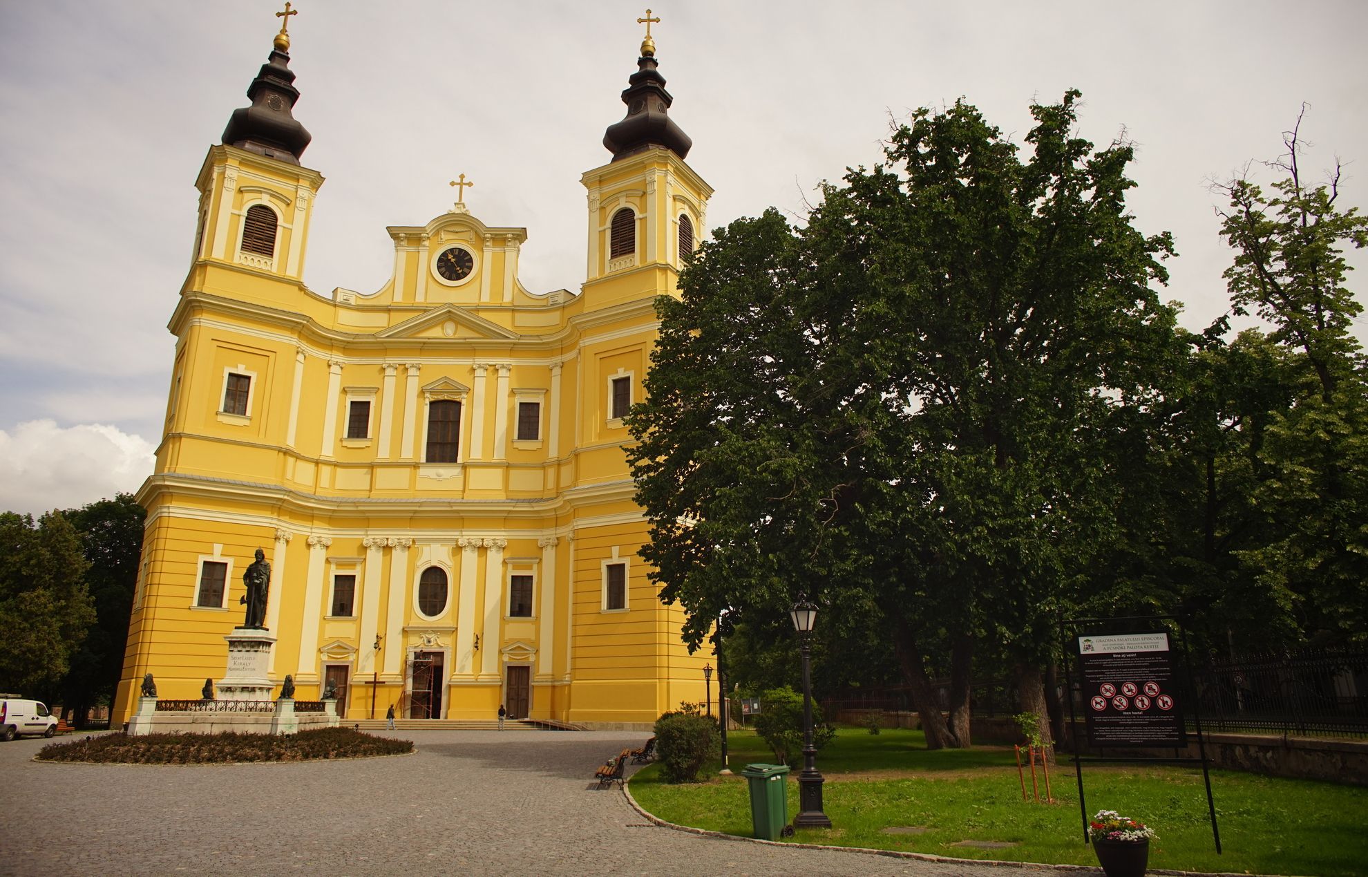 Látványos fényfestés lesz a nagyváradi római katolikus székesegyházon