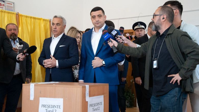 A rendőrség kitessékelte Simiont és Georgescut a szavazóhelyiségből