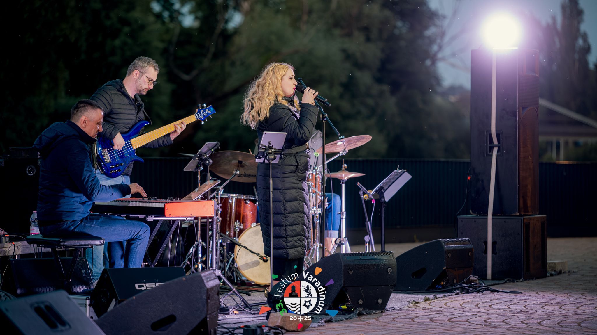 Világslágerek három hangszerre és énekhangra