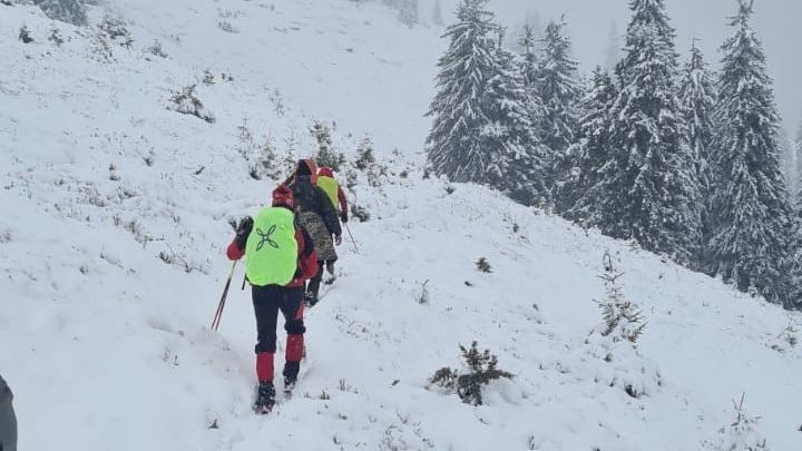 FRISSÍTVE | Kimenekítették a hegyimentők a szakadékban rekedt három ukrán állampolgárt