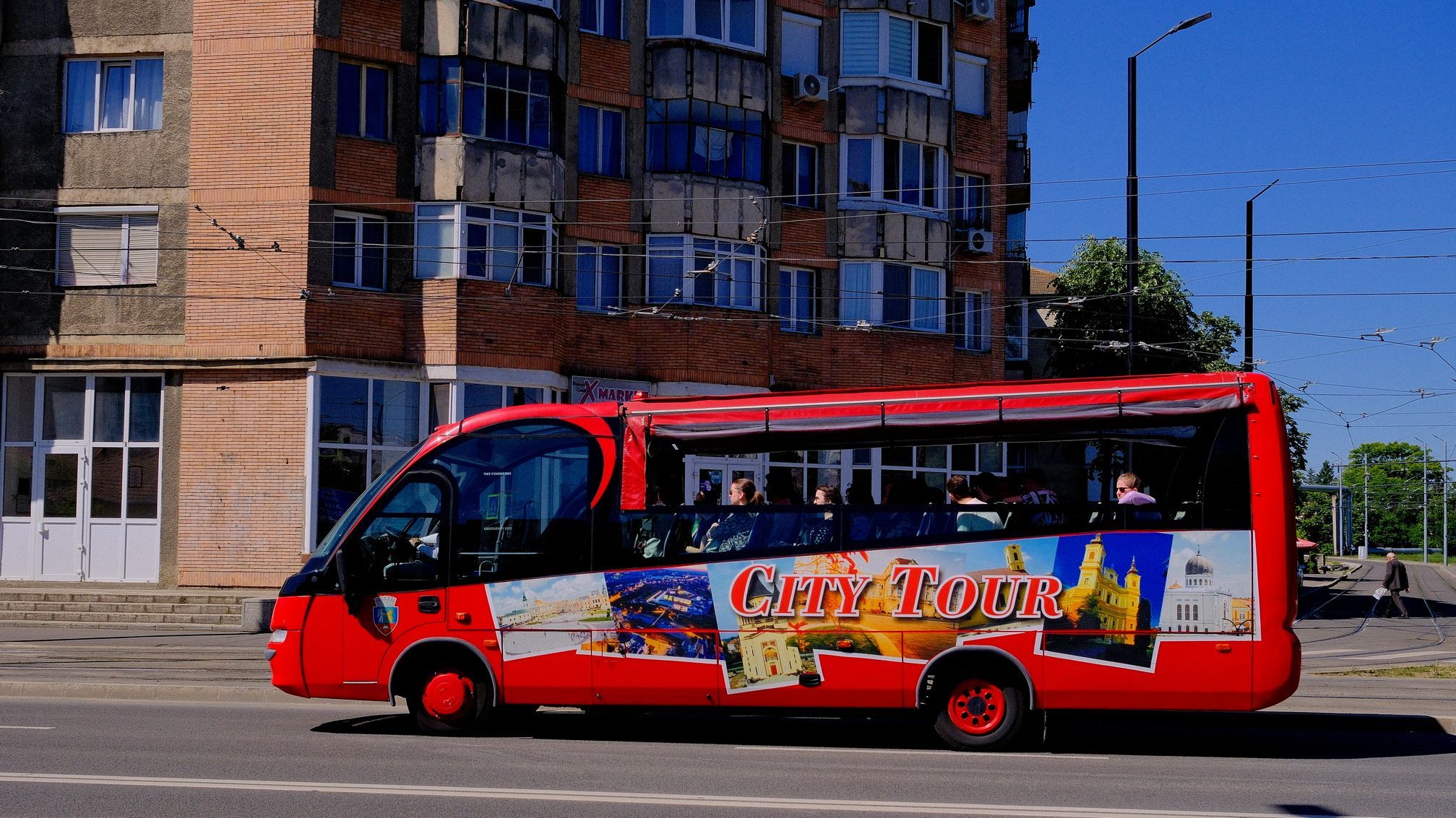 Gyermeknapi városnézés buszon és korabeli villamoson