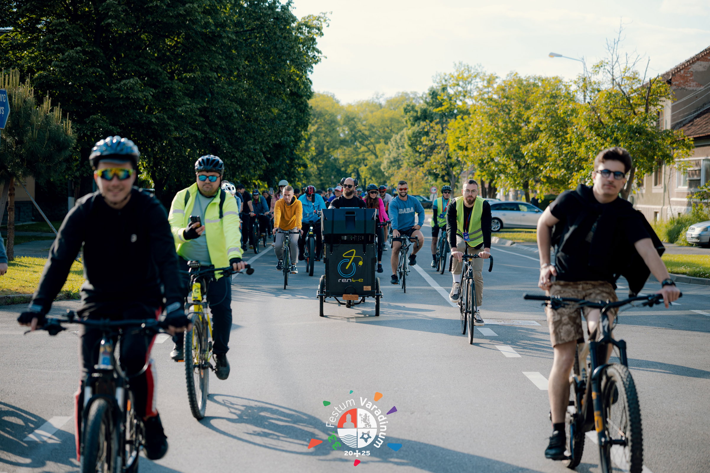 Zenés, kerékpáros felvonulással indult a Majális – VIDEÓ