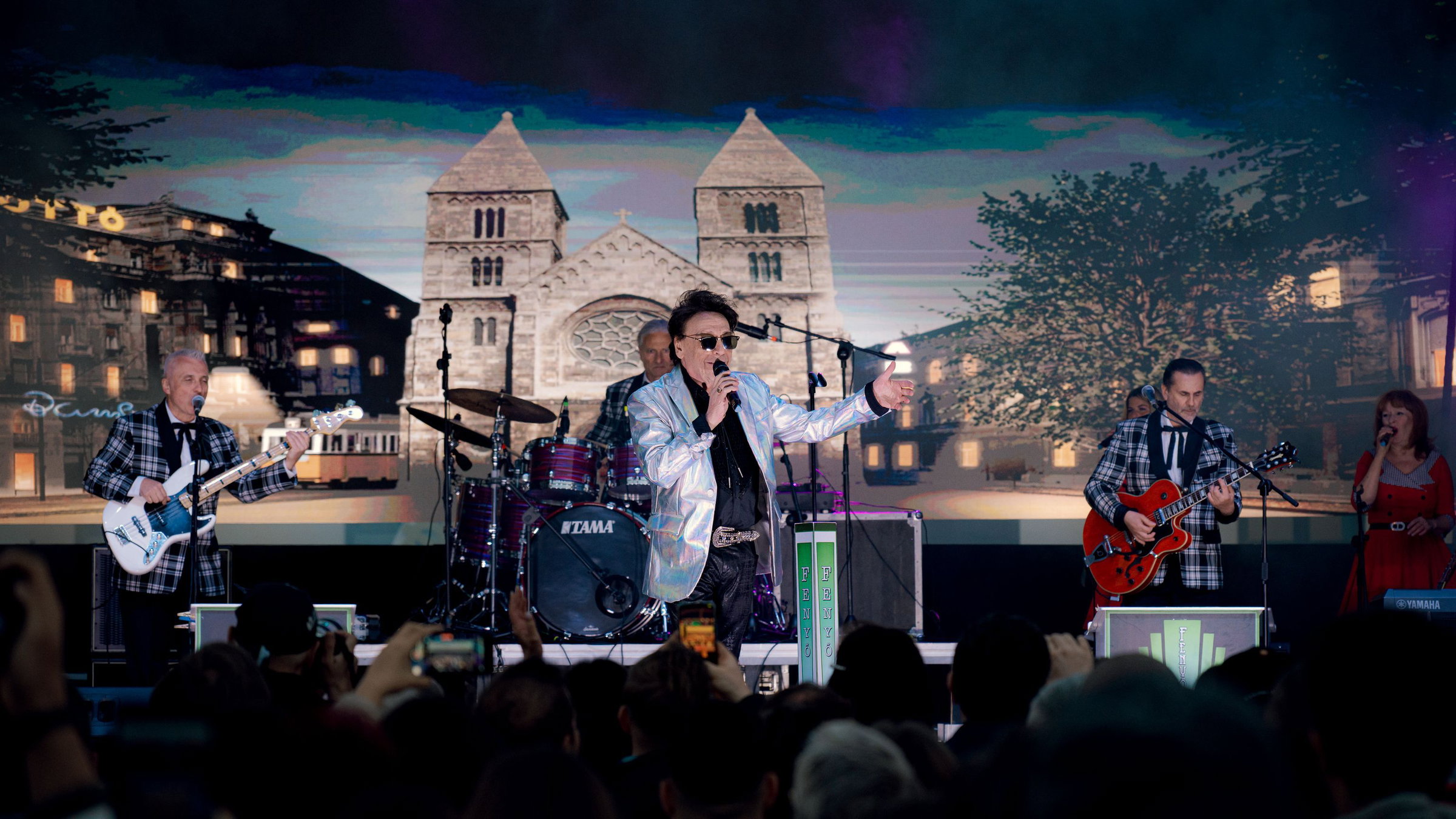 Utcabál télikabátban – Fenyő Miklós-koncerttel indult a Majális