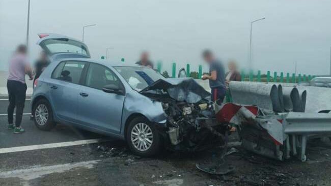 A szalagkorlátnak ütközött egy autós Váradon