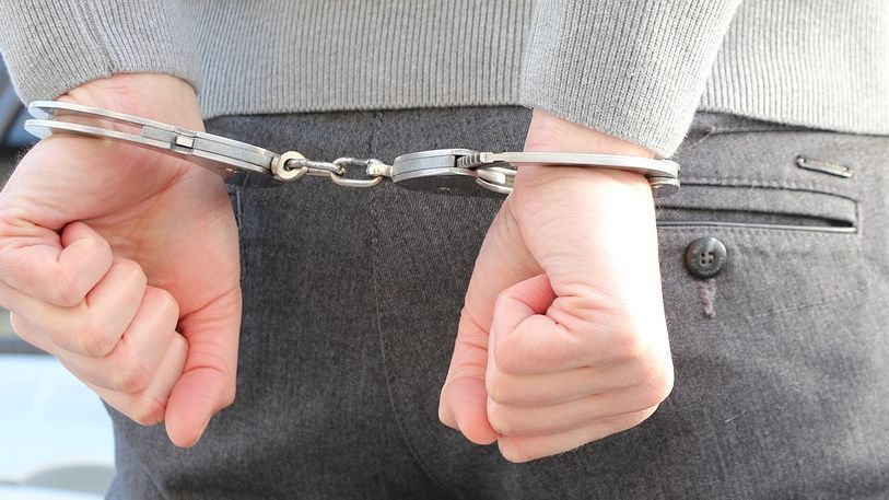 Hétezer lejt zsarolt ki áldozatától intim fotókkal egy férfi