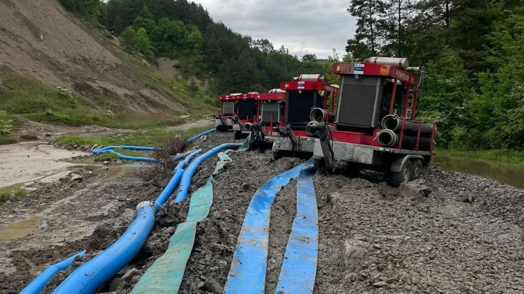 Több mint 40 katonai tűzoltó dolgozik a parajdi sóbányába beszivárgott víz kiszivattyúzásán