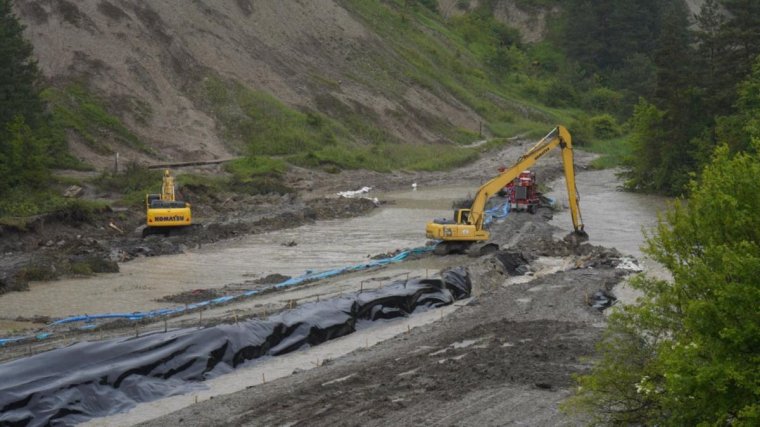 Megsérült a védőfólia, ismét ömlik a víz a parajdi sóbányába