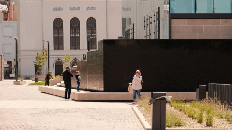 Látványos vízfüggöny a Kossuth utcai téren