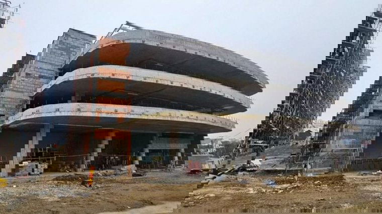 Csak augusztusban készül el a váradi Megyei Kórház melletti parkolóház