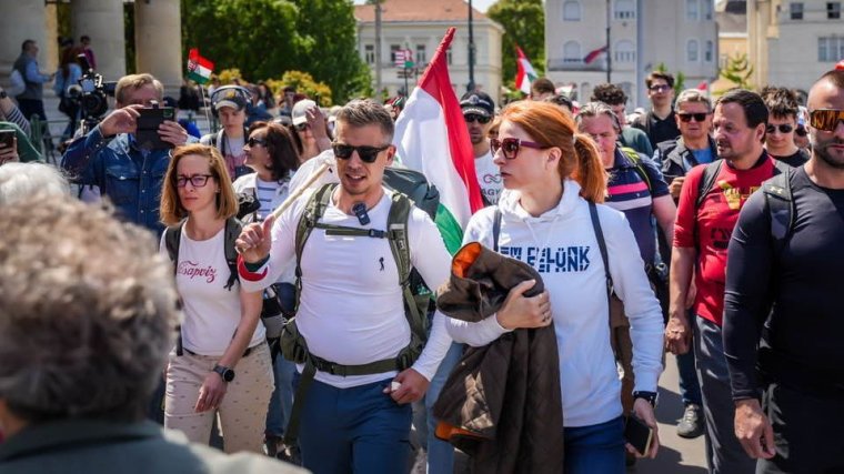 Elindult Nagyváradra Magyar Péter, egymillió lépést tesz meg