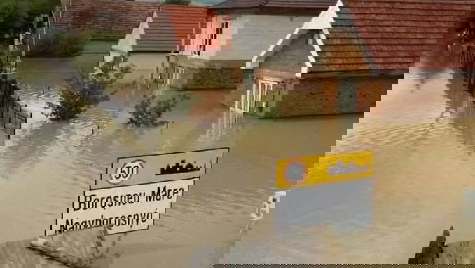 Segélyszállítmányok és mentőcsapatok indultak az árvíz sújtotta Kovászna megyébe