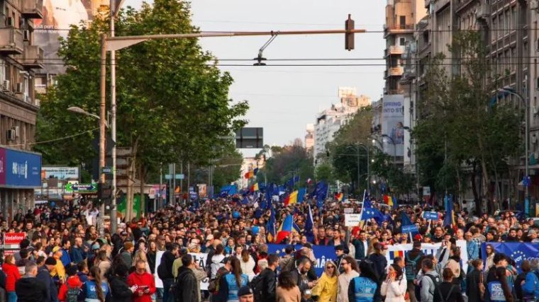 Európa-párti tüntetés zajlik Bukarestben több ezer ember részvételével