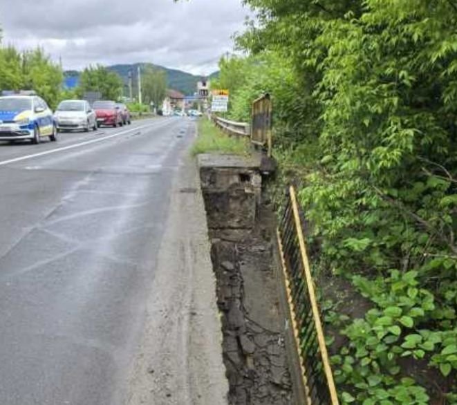 Járhatatlanná vált a nagybányai körgyűrű, miután részlegesen beomlott egy híd