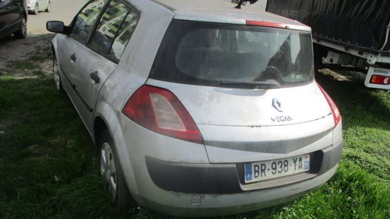 Elhagyott autó Nagyváradon