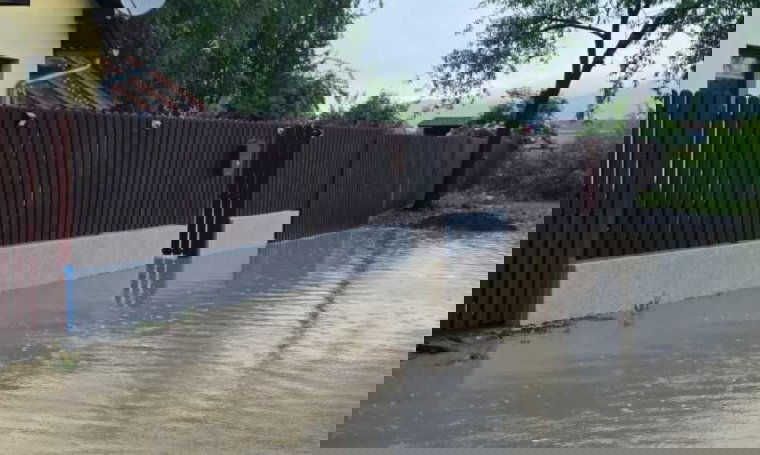 Udvarokat és házakat árasztott el az esővíz Csíkszeredában és Székelyudvarhelyen