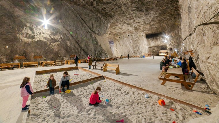 Vízszivárgás miatt ideiglenesen bezárták a parajdi sóbányát