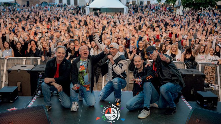„Az újszerűségből örökzöld lett” – az Első Emelet először Váradon