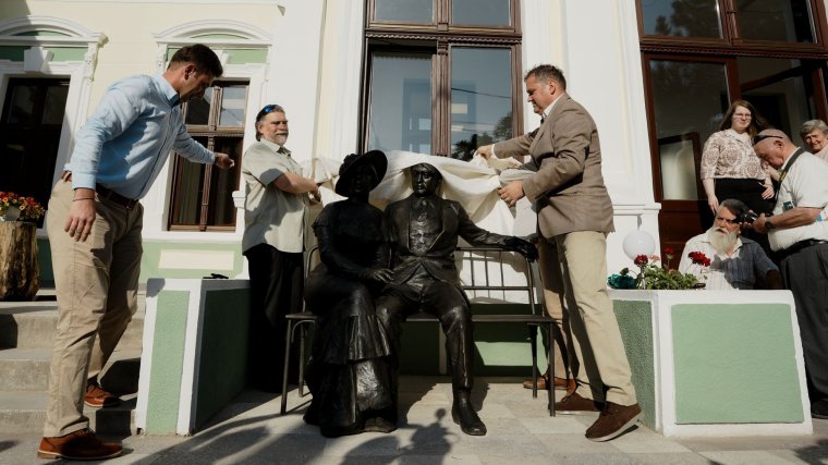 Leleplezték Ady és Léda közös szobrát Nagyváradon