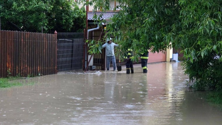 Árvíz Székelyföldön: Bihar megyei tűzoltók is segítenek a mentésben