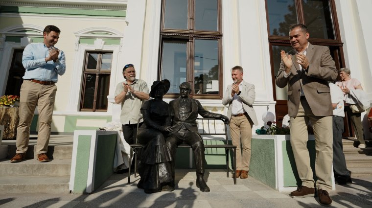 Szoboravatás a megújult Léda-háznál