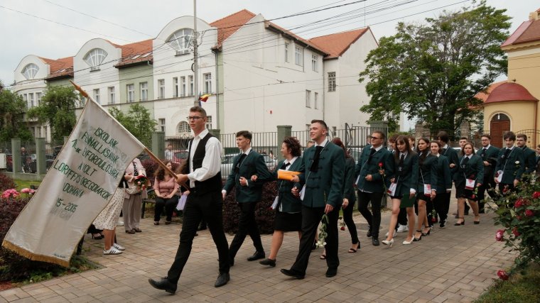 Elballagott a Lorántffy Gimnázium két végzős osztálya | GALÉRIA